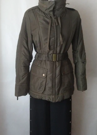 Chaqueta acolchada con cuello alto y capucha en su interior. Kaki, marca: Zara, estado: Muy bueno, tamaño: M / 38 / 10, 14,00 €, 15,40 € Protección al comprador incluida