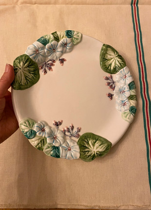 Assiettes aux reliefs de fleurs et feuilles, état: Très bon état, 17,00 €, 18,55 € Protection acheteurs incluse