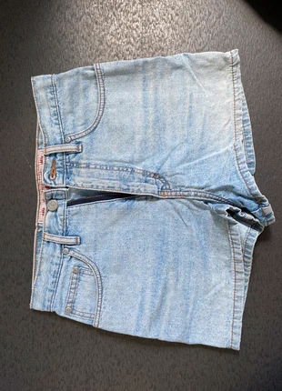 lichtblauwe jeansshort, merk: Willow, staat: Goed, maat: M / 38 / 10, € 5,00, € 5,95 inclusief Kopersbescherming