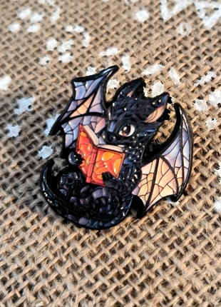 Pin’s Dragon Lecteur Noir & Ailes Vitrail, staat: Heel goed, € 2,50, € 3,33 inclusief Kopersbescherming
