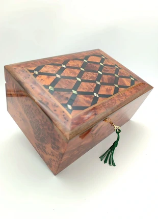 Boite thuja de rangement bijoux à clé ornée de perles, marque: Fabrication Artisanale, état: Très bon état, 139,00 €, 146,65 € Protection acheteurs (Pro) incluse