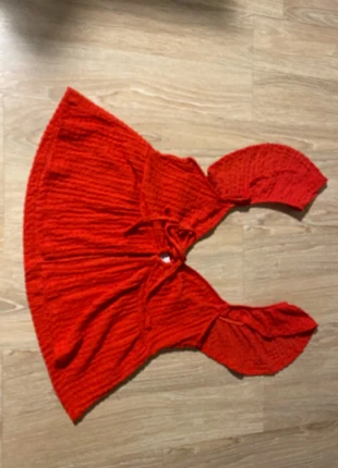 Top peplum com alças e decote vermelho com textura da lefties tamanho L, marca: Lefties, estado: Muy bueno, tamaño: L / 40 / 12, 2,00 €, 2,80 € Protección al comprador incluida