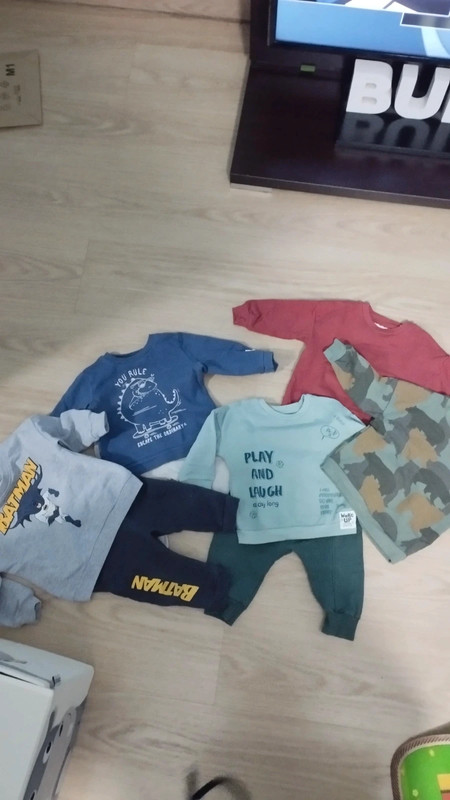 Lote de tres ch ndals y dos sudaderas de lefties talla 6 a 9 meses