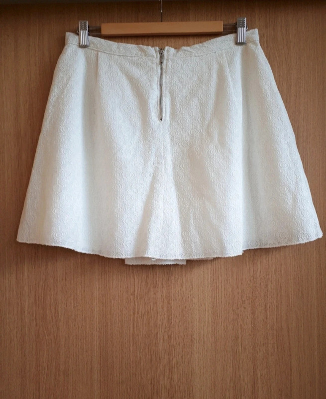Baltas naujas sijonas 2