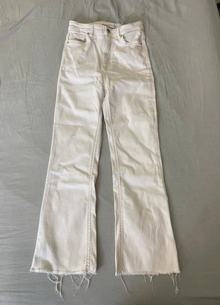Jean flare blanc, marca: Stradivarius, estado: Muito bom, tamanho: XS / 34 / 6, €7.00, €8.05 inclui Proteção do Comprador