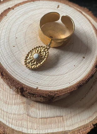 Bague breloque en acier et petite pierre howlite, merk: Boutique Parisienne, staat: Nieuw zonder prijskaartje, maat: Aanpasbaar, € 6,50, € 7,53 inclusief Kopersbescherming