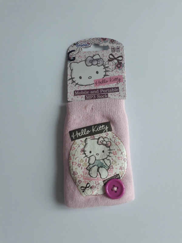 Chaussette pour portable ou MP3 

Hello Kitty 

Dimensions : 7.8cm x 12cm 

NEUF 

5 euros 

#picolo354hellokitty 
#picolo354accessoiresportables