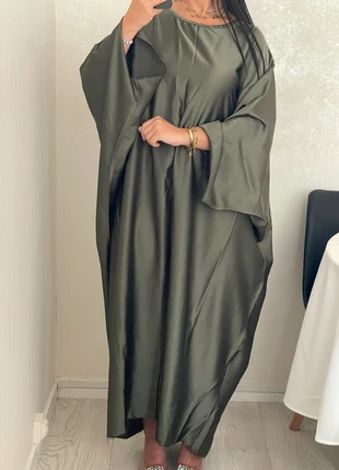 Abaya satiné vert kaki, marke: La Parisiennek, zustand: Gut, größe: Einheitsgröße, 8,00 €, 9,10 € inklusive Vinted-Käuferschutz
