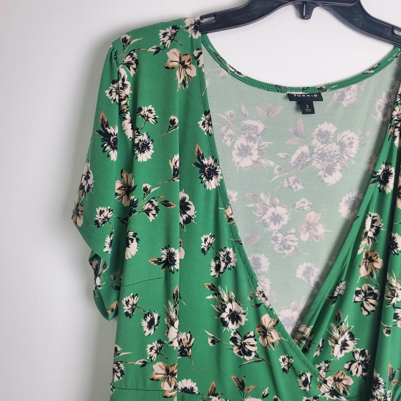 Torrid Green Floral Wrap Top - Size 2X 2