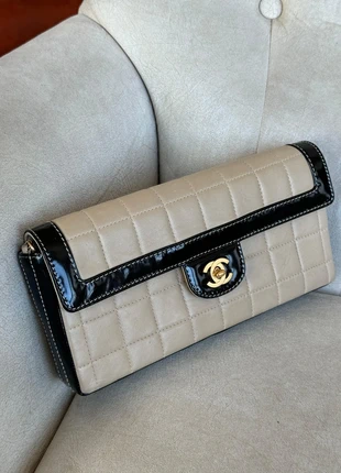 Chanel Flap Bag Clutch – Chocolate Bar Beige & Schwarz, marke: Chanel, zustand: Sehr gut, 2 600,00 €, 2 730,20 € inklusive Vinted-Käuferschutz