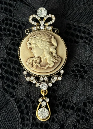 Magnifique broche dorée ronde pendante | camée crème profil femme antiquité, marke: Vintage Dressing, zustand: Sehr gut, 15,00 €, 16,45 € inklusive Vinted-Käuferschutz