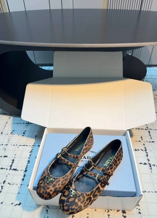 Prada balerinos moterims, apvali nosis, leopardo raštas, metalinis trikampio logotipas, merk: Prada, staat: Heel goed, maat: 38, € 257,00, € 270,55 inclusief Kopersbescherming
