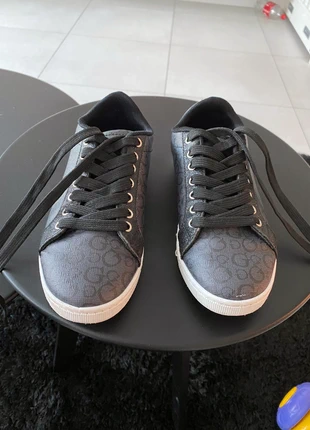Dames Guess sneakers, merk: GUESS, staat: Heel goed, maat: 37, € 25,00, € 26,95 inclusief Kopersbescherming