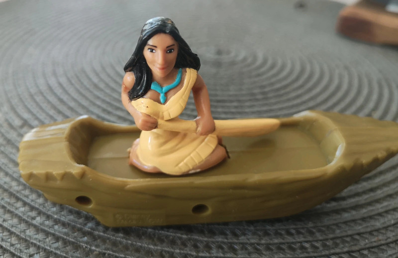 Figurine Disney Pocahontas dans sa pirogue 1995 2