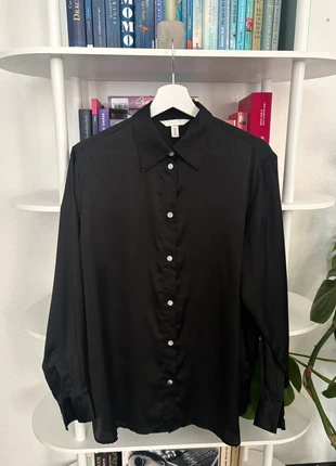 Bluse Satin in Schwarz, marque: H&M, état: Neuf sans étiquette, taille: S / 36 / 8, 6,00 €, 7,00 € Protection acheteurs incluse