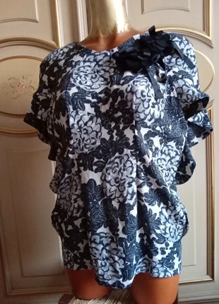 Blusa a caramella 🍬 con volants e applicazione floreale , brand: Twin Set by Simona Barbieri, condizioni: Ottime, taglia: XS / IT 38 / EU 34, €10.00, €11.20 include la Protezione acquisti