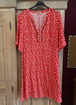 Robe rouge à fleurs camaïeu L, marque: Camaïeu, état: Neuf sans étiquette, taille: L / 40 / 12, 7,99 €, 9,09 € Protection acheteurs incluse