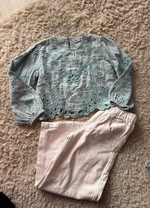 Jeans + haut brodé Zara, marca: Zara, estado: Muito bom, tamanho: 7 anos / 122 cm, €15.00, €16.45 inclui Proteção do Comprador