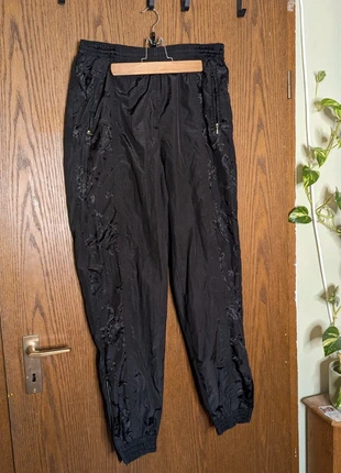 schwarze Jogginghose / Trekkinghose mit schönen Details, merk: Triumph, staat: Heel goed, maat: L, € 5,00, € 5,95 inclusief Kopersbescherming