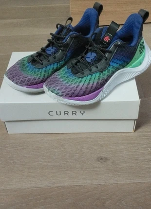 Curry10 d'intérieur, merk: Under Armour, staat: Heel goed, maat: 44, € 100,00, € 105,70 inclusief Kopersbescherming