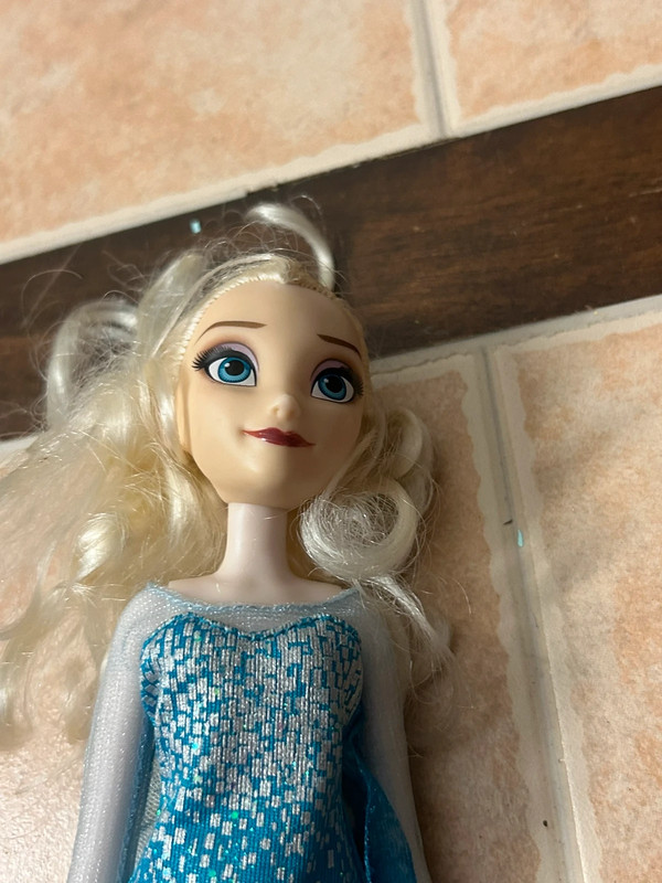 Disney Movie Frozen Elsa doll collectible limited Vinted