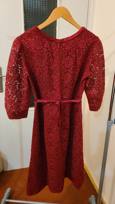 Robe rouge vintagee en dentelle cousue main 3