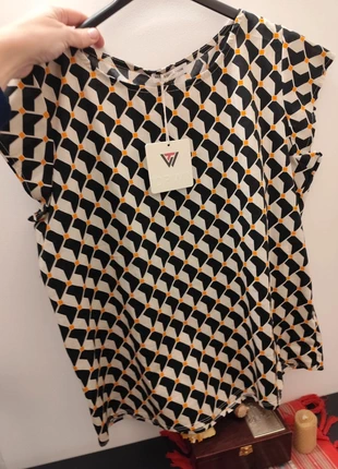 Maglietta geometrica trendy made in Italy morbida, brand: New Collection, condizioni: Nuovo con cartellino, taglia: Taglia unica, €2.99, €3.84 include la Protezione acquisti