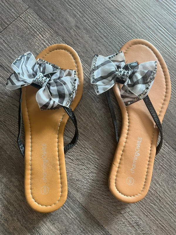 Sandals with bow detail