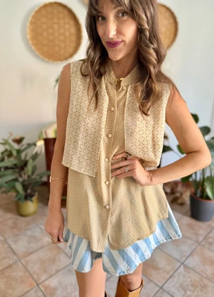 1990's vintage double lay beige and cream silk floral print blouse, brand: Unique Vintage, condizioni: Ottime, taglia: S / IT 40 / EU 36, €16.00, €17.50 include la Protezione acquisti Pro