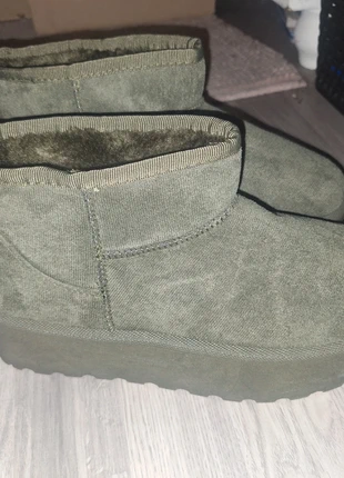 Uggies (khaki), brede zool, mt. 39 (passen ook met mt. 40), état: Neuf sans étiquette, taille: 39, 11,50 €, 12,78 € Protection acheteurs incluse