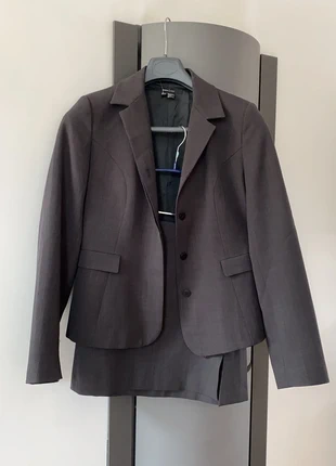 Tailleur gris anthracite, marque: Zara, état: Très bon état, taille: M / 38 / 10, 30,00 €, 32,20 € Protection acheteurs incluse