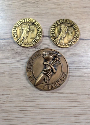 Lot de 3 médailles en bronze militaire le souvenir français, condition: Good, €20.00, €21.70 includes Buyer Protection