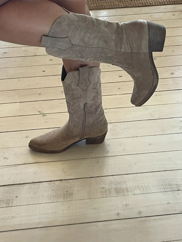 Beige cowboy boots 1