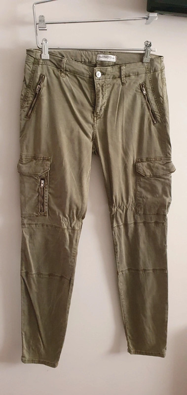 Pantalón con bolsillos laterales verde militar de Zara