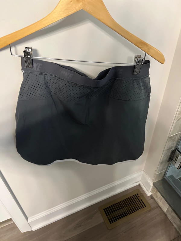Women’s Nike golf skirt has built in shorts worn twice size large euc 5