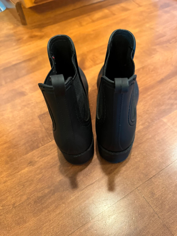 Woman’s fashion rain boots like new 2