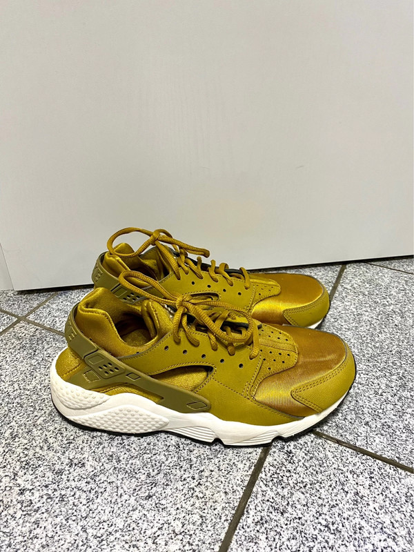 Nike Air Huarache gold Vinted