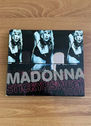 Madonna – Sticky & Sweet Tour (CD + DVD), staat: Heel goed, € 10,00, € 11,20 inclusief Kopersbescherming