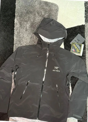 Veste arc’teryx Bêta LT noir logo brodé gris, merk: Arc'teryx, staat: Heel goed, maat: S, € 290,00, € 305,20 inclusief Kopersbescherming