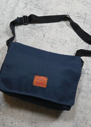 👜 Levi’s sac bandoulière vintage bleu marine patch cuir logo rouge, marque: Levi Strauss & Co., état: Très bon état, 39,95 €, 42,65 € Protection acheteurs (Pro) incluse