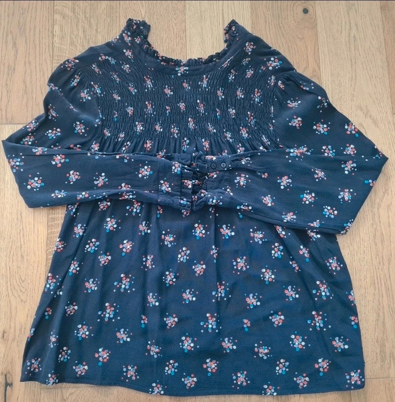 Blouse marine avec motifs 1