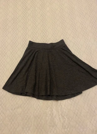 Jupe patineuse grise, marca: Jennyfer, estado: Muito bom, tamanho: XS / 34 / 6, €1.00, €1.75 inclui Proteção do Comprador