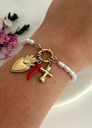 Bracelet doré fermoir toggle avec perles d’eau douces et charms cœur sacré, croix - Acier Inoxydable, marke: Boutique Parisienne, zustand: Sehr gut, 25,00 €, 26,95 € beinhaltet Vinted-Käuferschutz Pro