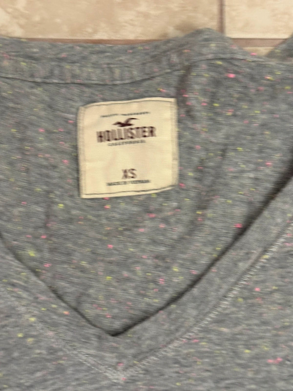 Hollister Gray V-Neck shirt size XS 4