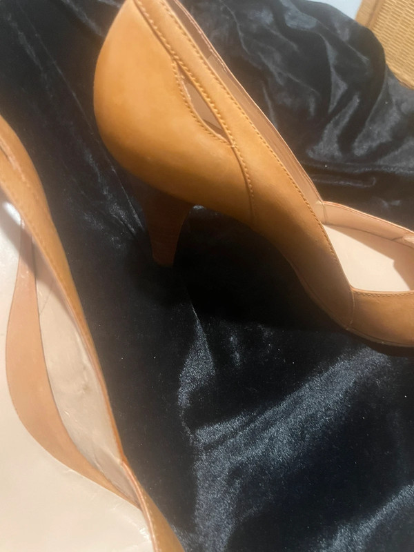 Arturo Chiang Size 7.5M Tan Pumps. Round toe. Cut outs 4