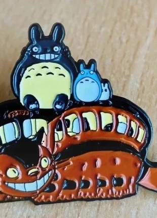 Un pin’s, Totoro dans le Chatbus / catbus, marke: Ghibli, zustand: Neu, 4,20 €, 5,11 € inklusive Vinted-Käuferschutz