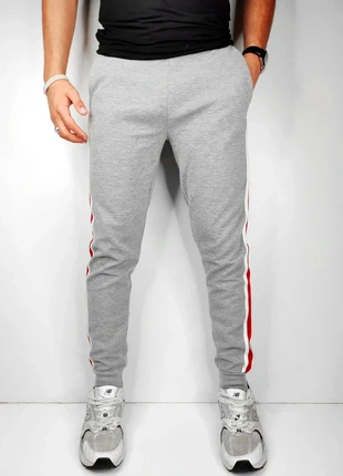 Jogging gris bande rouge Primark T.XS, marque: Primark, état: Très bon état, taille: XS, 10,00 €, 11,20 € Protection acheteurs (Pro) incluse
