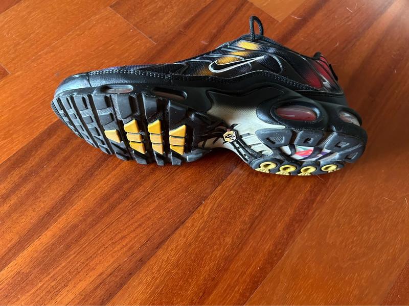 Black/flash crimson/kinetic green air max plus hot sale