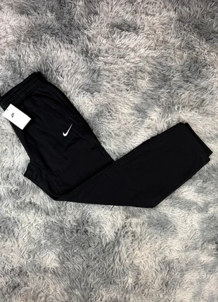 Jogging Running noir Nike neuf L, marque: Nike, état: Neuf avec étiquette, taille: L, 34,99 €, 37,44 € Protection acheteurs incluse