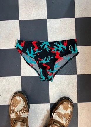Maillot de bain slip Yves Saint Laurent vintage noir imprimé fleurs rouge bleu blanc - L, marca: Yves Saint Laurent, estado: Muito bom, tamanho: L, €75.00, €79.45 inclui Proteção do Comprador Pro